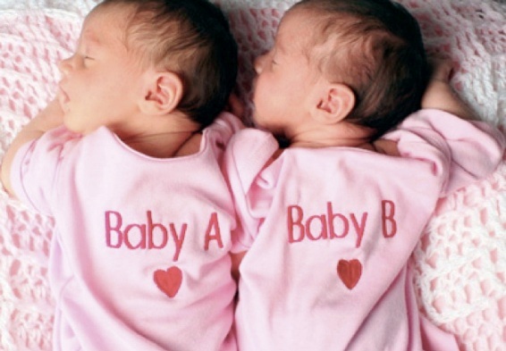 12 советов – как справляться с новорожденными близнецами