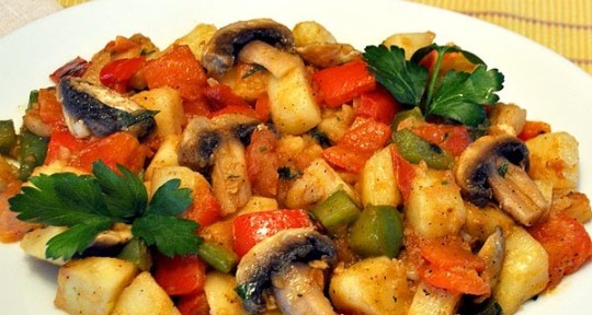 Рагу овощное из картофеля, перца и грибов