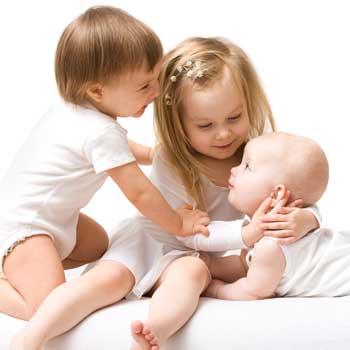 Как помочь малышу смириться с новорожденными братиками и сестренками?