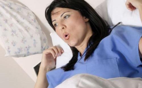 Крик во время родов помогает или отвлекает?