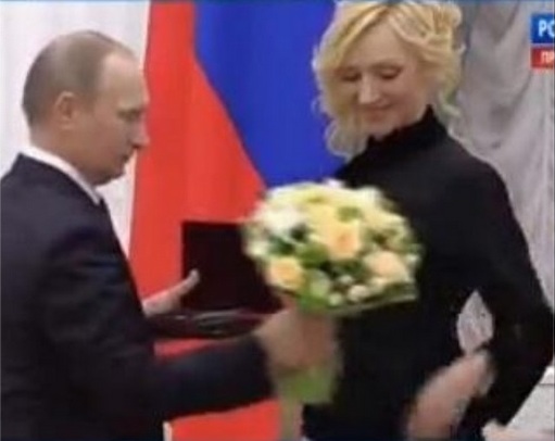 Известную певицу наградил сам Путин