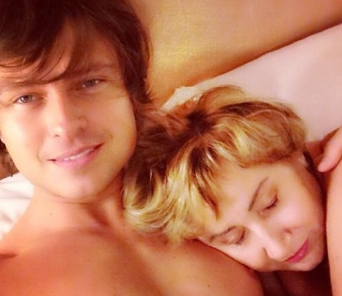 Популярный молодой певец Прохор Шаляпин и Лариса Копенкина выложил постельное фото