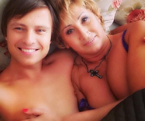 Популярный молодой певец Прохор Шаляпин и Лариса Копенкина выложил постельное фото