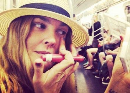 Дрю Бэрримор протестировала новую косметику прямо в вагоне метро